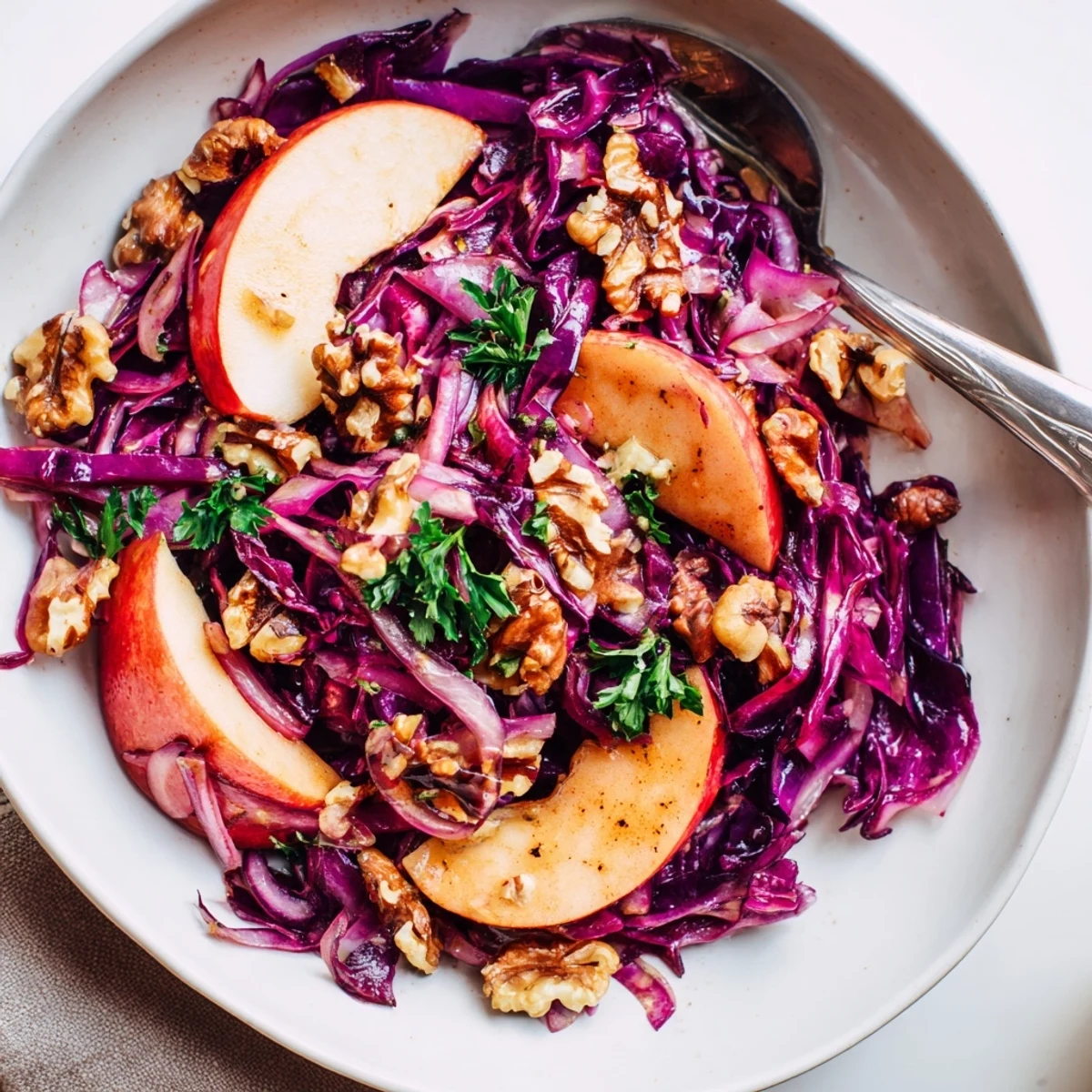 Köstlicher Warm Red Cabbage Salad mit Äpfeln, Zwiebeln und warmem Vinaigrette-Dressing.  