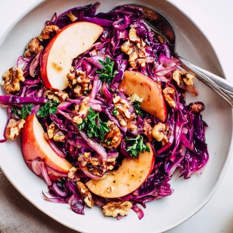 Köstlicher Warm Red Cabbage Salad mit Äpfeln, Zwiebeln und warmem Vinaigrette-Dressing.  