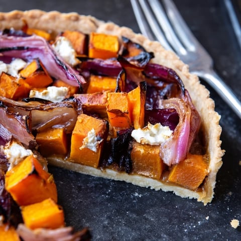 A golden Feuille d'Érable Tartes Salées d'Automne features roasted vegetables and flaky pastry crust.