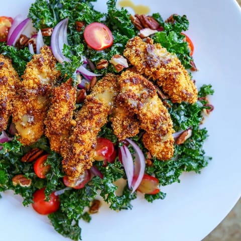 Crispy Chicken Kale Salad mit knusprigem Panade-Hähnchen und buntem Gemüse, perfekt für ein gesundes Mittagessen.
