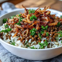 Levantinisches Mujadara mit knusprigen Zwiebeln, ein wärmendes vegetarisches Hauptgericht.